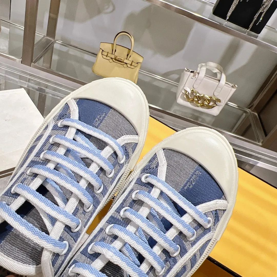 Couple style 💰460❤️Fendi Fendi's latest couple canvas shoes ❑ Fabric: Original customized imported jacquard canvas material ❑ Inner lining: Imported canvas material ❑ Sole: Original molded non-slip TPU outsole ❑ Bottom thickness: 2.5cm ❑ Size: Women's 35-40/Men's 39-45